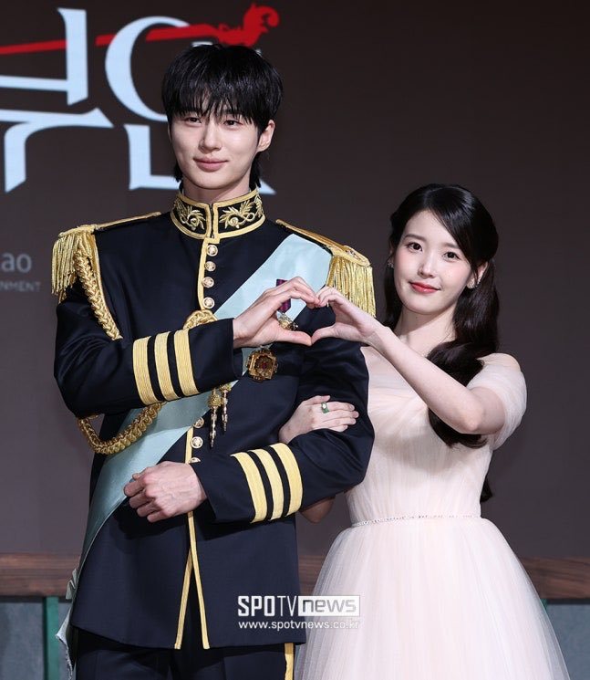 260406 IU韩剧《21世纪大君夫人》发布会新闻图这个身高差 