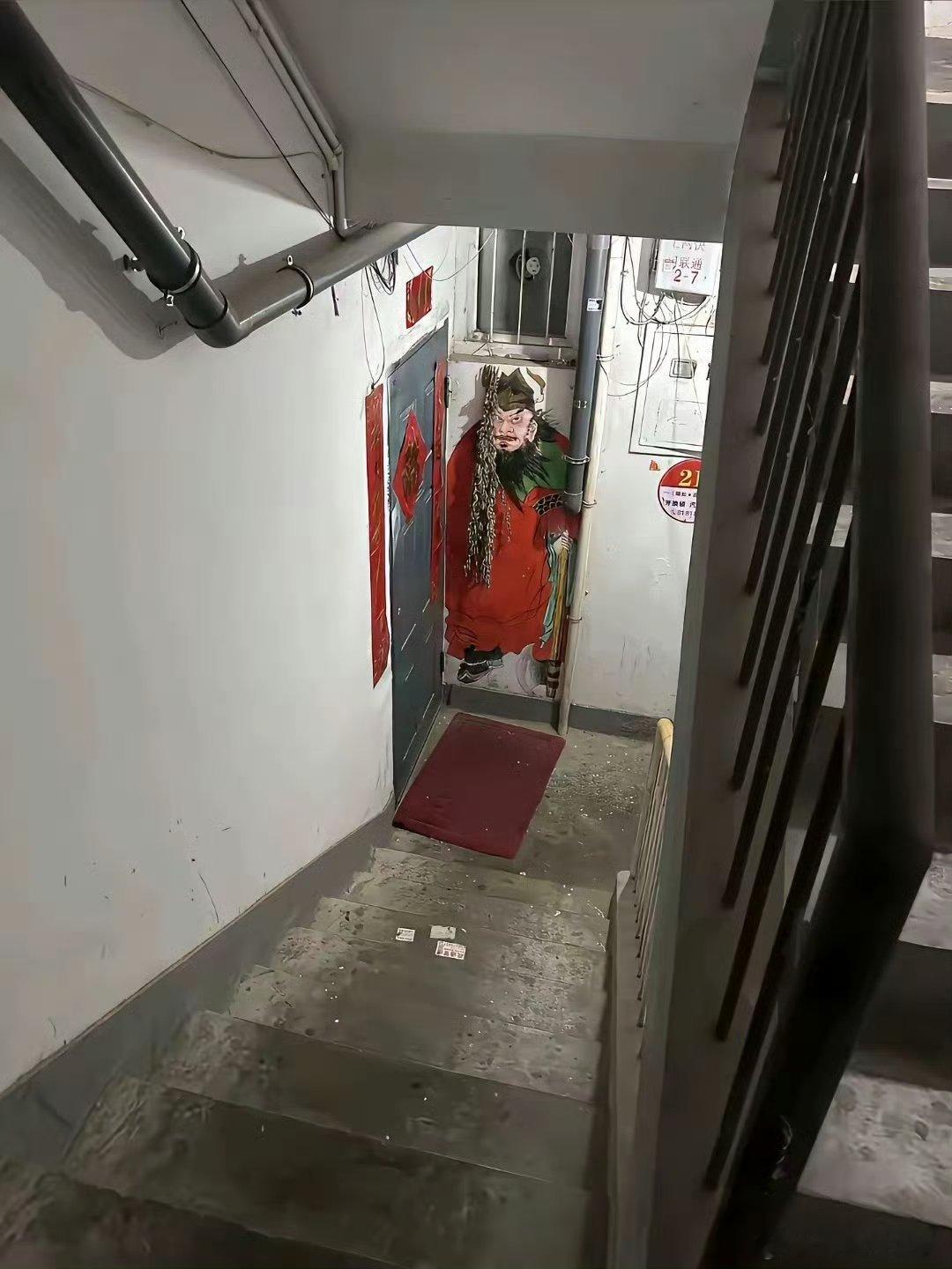 楼下是不是闹鬼了整成这样 ​​​