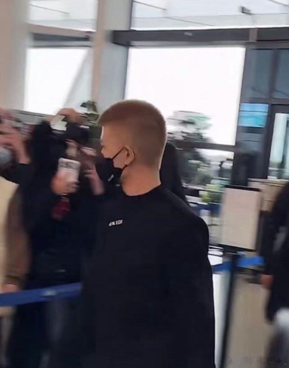 哈哈哈任嘉伦的发型好像一颗毛🌰不是黑哦 