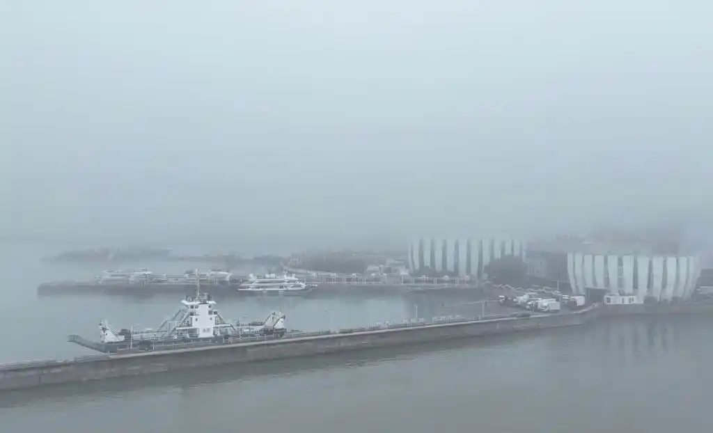 #福建沿海51条客渡运航线134艘客渡船停航#【受大雾影响 福建沿海51条客渡运