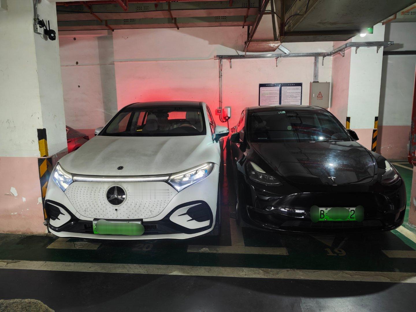 好jb烦这种停车压线的！这咋上车，咋下车？  ​​​