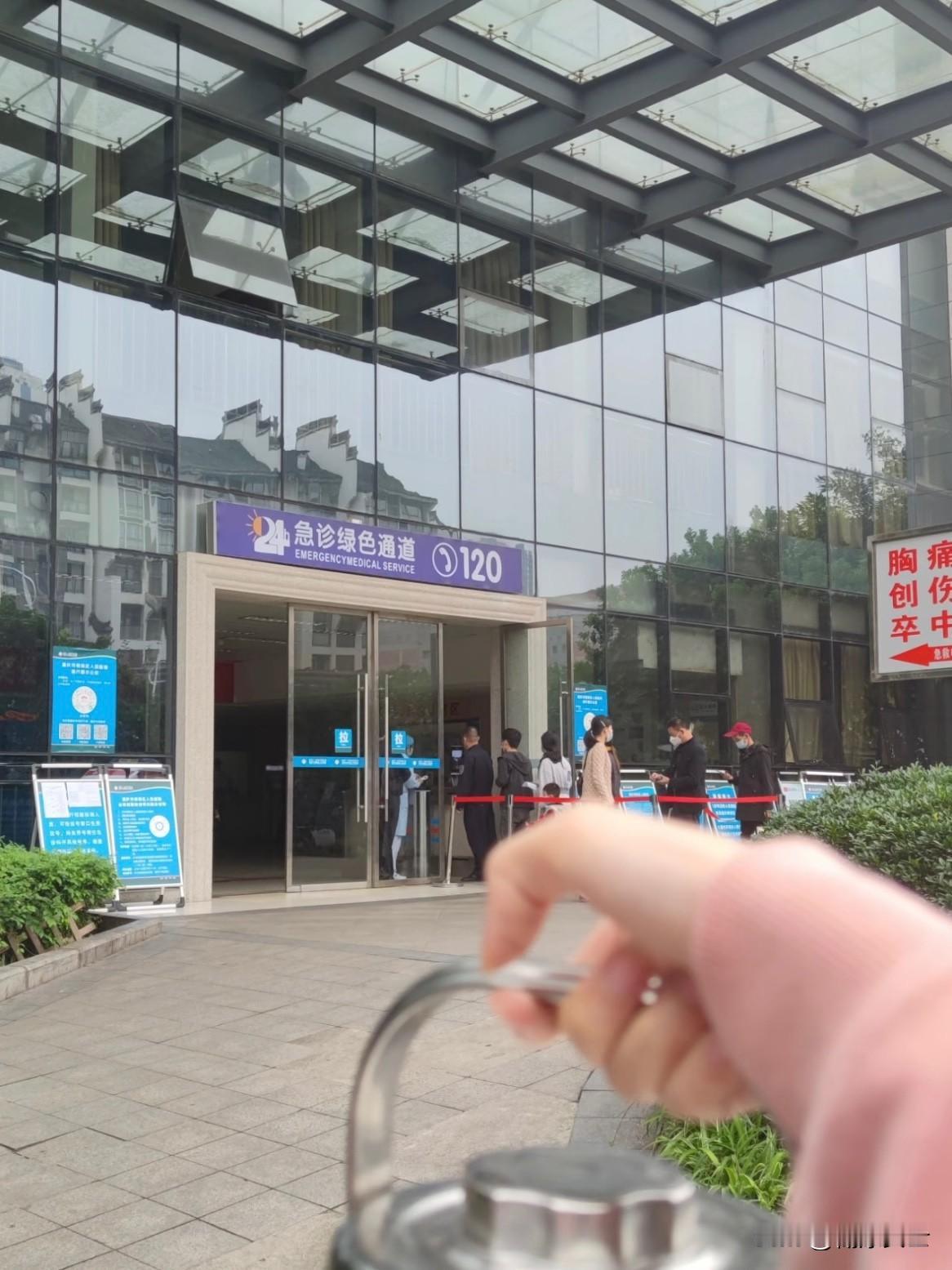 12月25日报道，收到老公大学录取通知书那天，全家都被学费难住了，亲戚朋友借了一