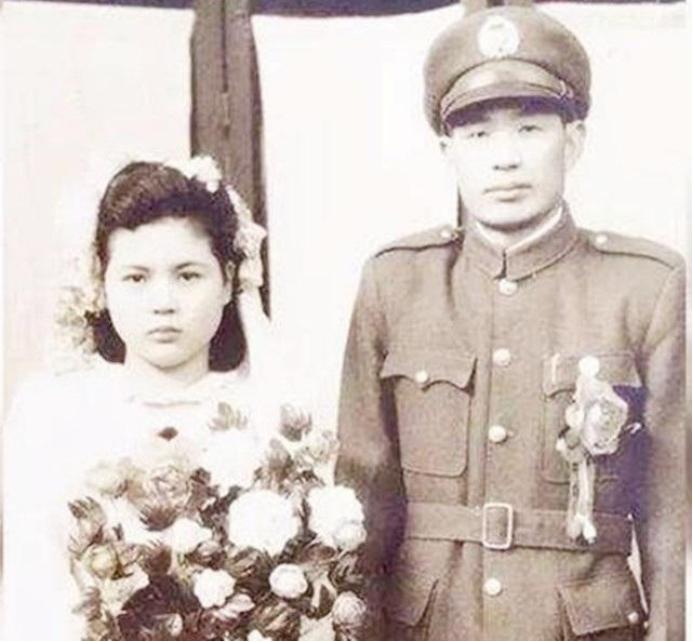 1945年，一名中国远征军连长娶了一名日本女战俘，两人婚后在重庆隐居。连长万万没