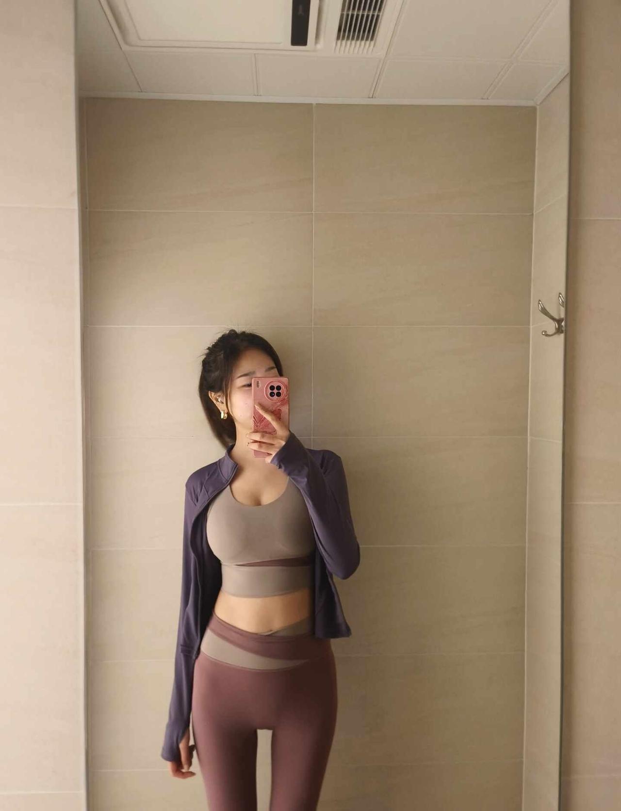 运动女孩儿的对镜自拍
运动是会上瘾的