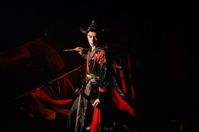 侯明昊新剧完全是主人级别 侯明昊在新剧《雀骨》里演的萧无衣，真的气场全开，主人感