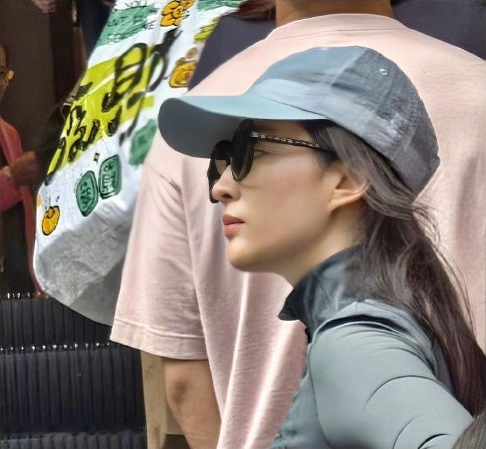 2026年7月9日，网友在香港街头偶然撞见素颜出行的刘亦菲，路人实拍原图火速席卷