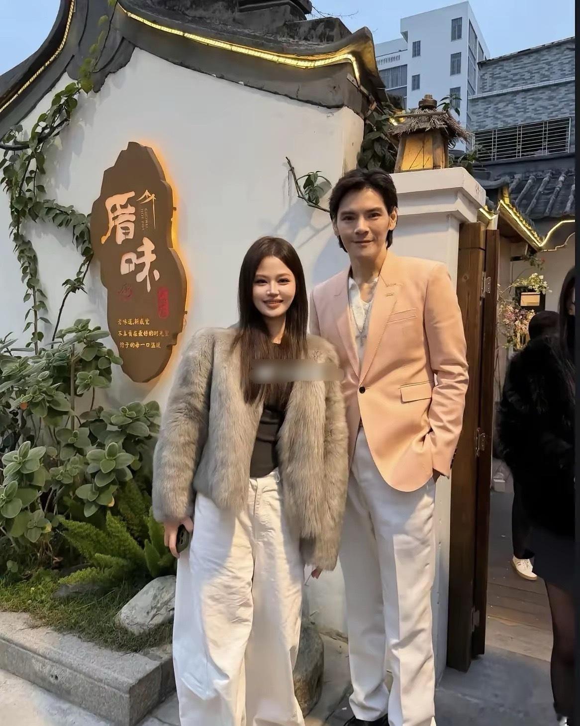 难怪郭碧婷非他不嫁，真人也不是很丑啊。 