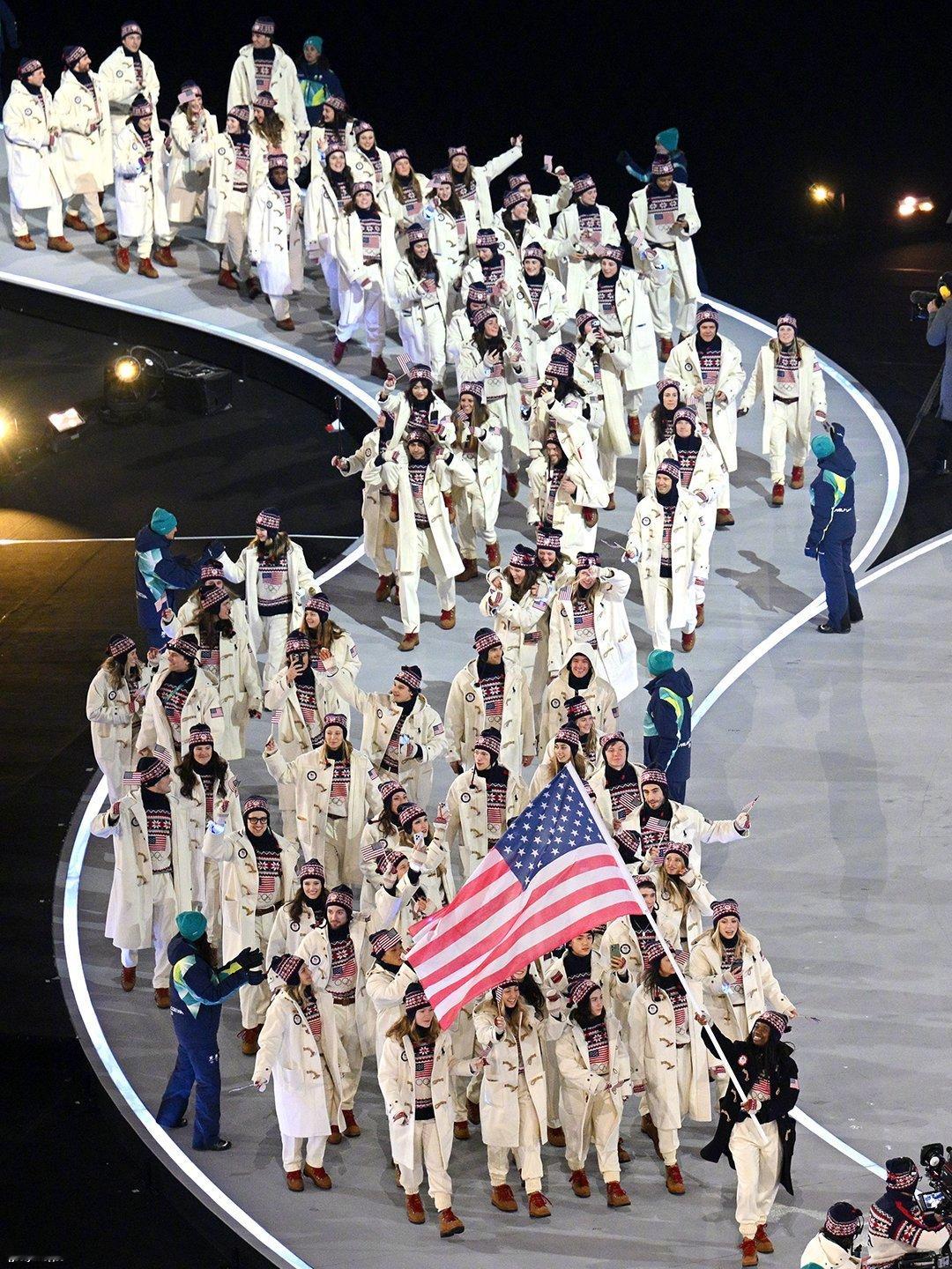 冬奥会开幕式世界各国代表团入场仪式的图来了❄️ 米兰冬奥会中国队蓝羽绒服 好看