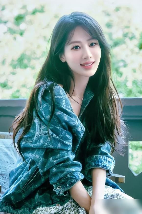 顶流杨紫当众高喊戒色，这一记响亮的耳光，直接扇肿了全网恋爱脑的脸。
 
你肯定还