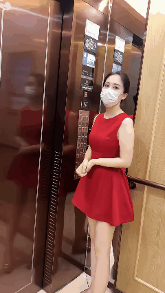 进去电梯就看到这一幕怎么办？