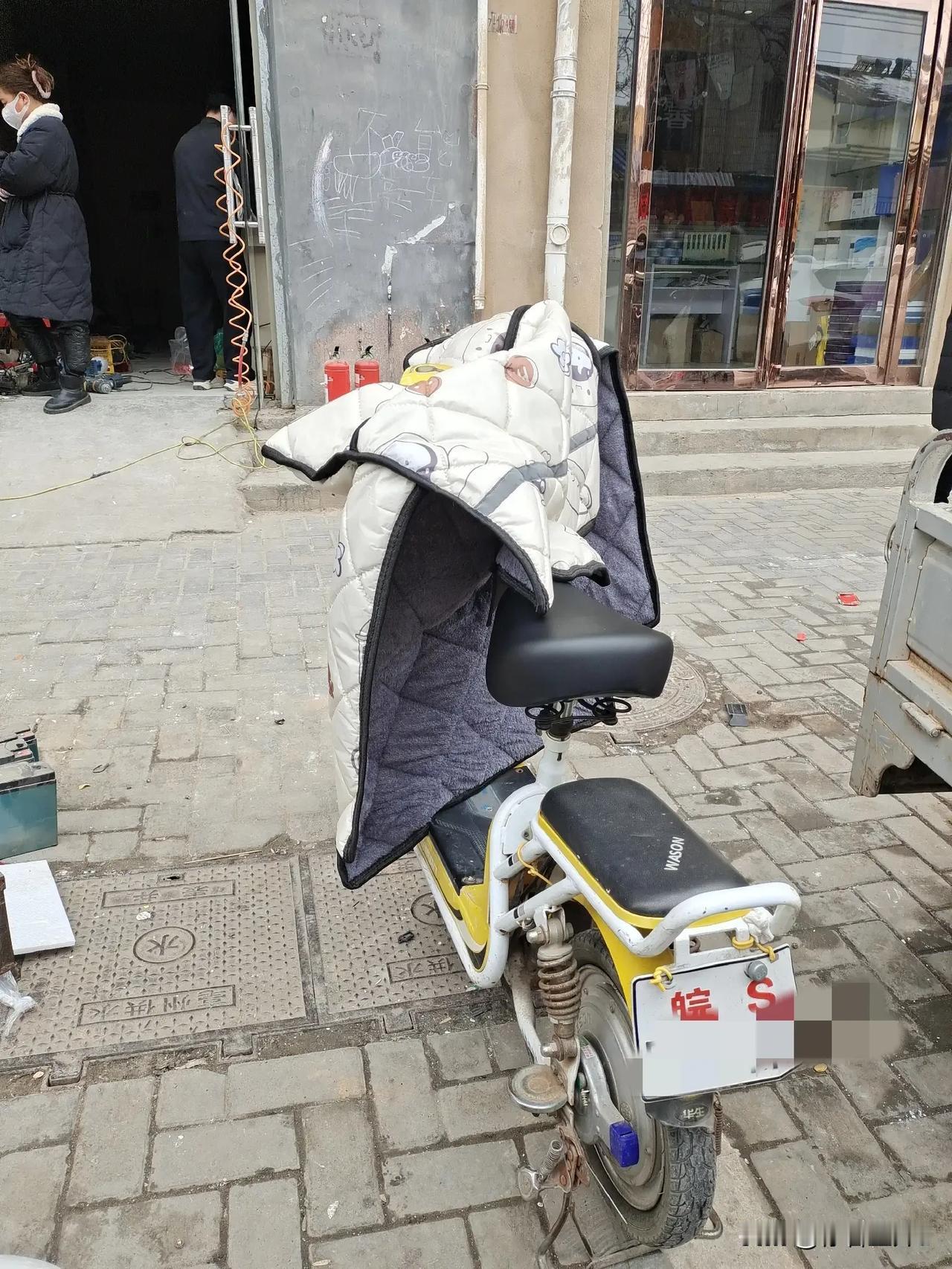 今天我路过修理电瓶车的店铺，老板正在给一个人的电动车换电瓶，我问他，这样的电瓶是