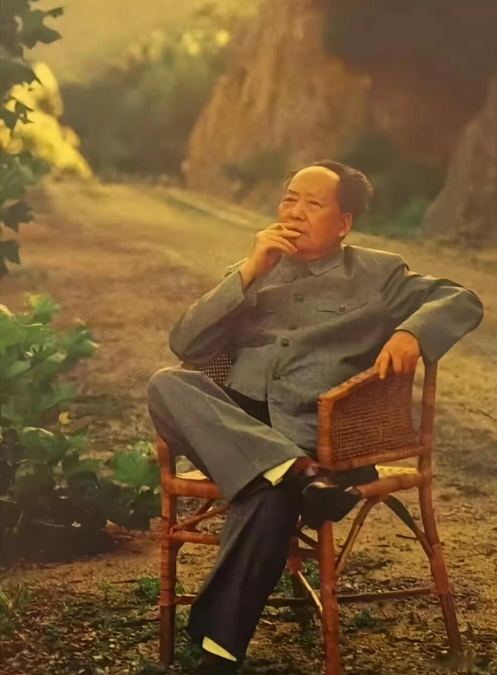 《不跪！》里，引用了主席的四句名言。再次佐证了主席思想的伟大。“以斗争求和平，则
