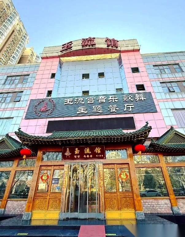 就一夜之间，那些会唱歌会跳舞的朝鲜姑娘，全走了。
连餐厅里循环的《阿里郎》都换成