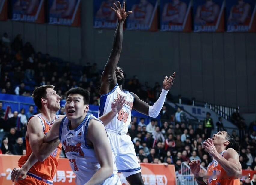 我本来还觉得被火箭裁掉的凯文-哈里斯（Kevon Harris）可能是CBA比较