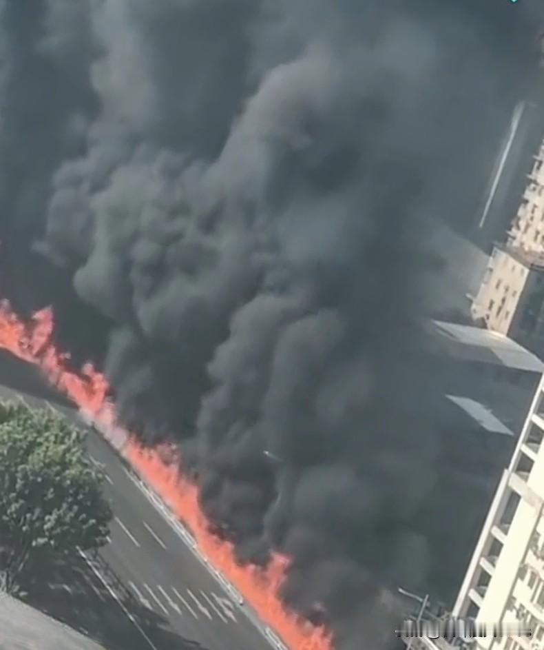 广州街头火线蔓延：除了盯着电动车，我们是否忽略了更近的危墙？


今天中午，广州