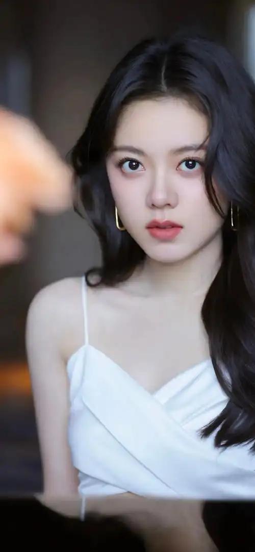 近期，赵今麦凭借在作品中的精彩表现，被网友俏皮调侃为“统治全场的聂总妈咪”，这一