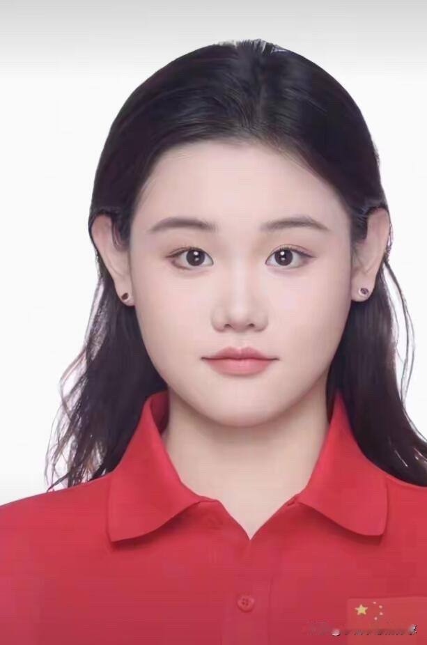 跳水运动员张家齐确实长的甜美可爱，清纯、灵动，这双大眼睛看起来水灵灵的，又美又大