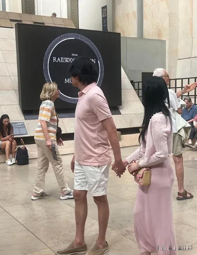 最近有网友在法国巴黎的奥赛博物馆碰巧遇到了秦昊和伊能静夫妇俩。据当时目击的网友描