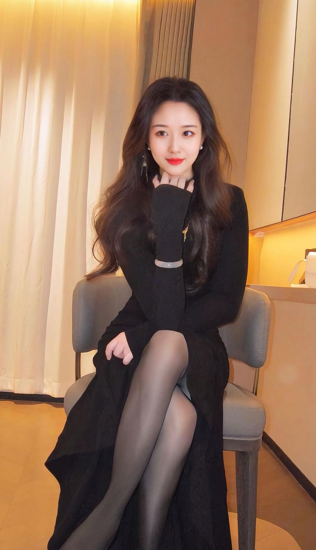 优雅黑裙，温柔微笑，夜晚的迷人时刻。