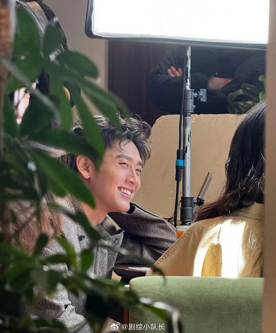 绝代方桦王天辰呲个大牙看郭晓婷笑 王天辰这嘴角是焊在耳根了嘛