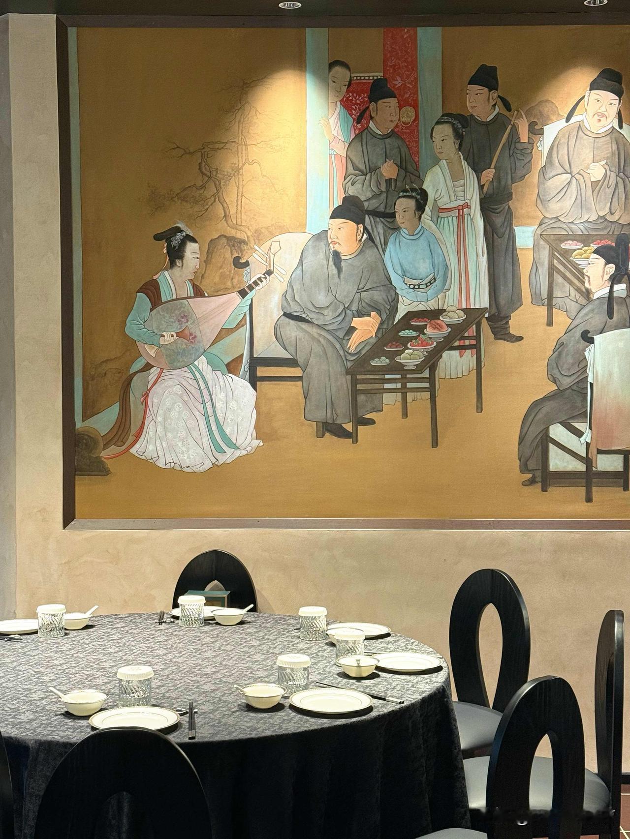 一栋复刻海派风情的小洋楼里
藏着时间折叠的浪漫
雕花窗棂筛过午后斜阳
木与绒的质