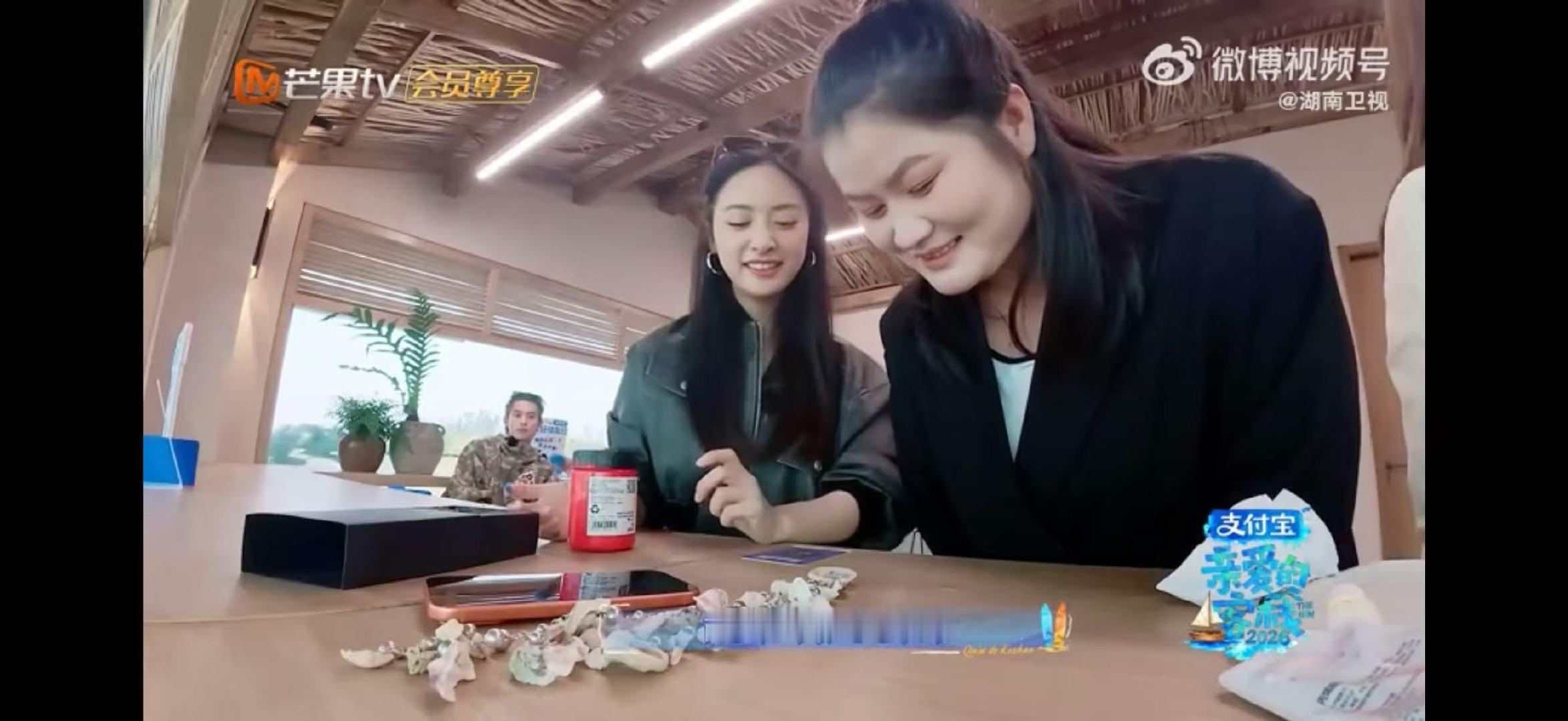 沈月沈月亲手给客人准备礼物亲爱的客栈被沈月狠狠戳到！悄悄记住客人生日，用贝壳做专