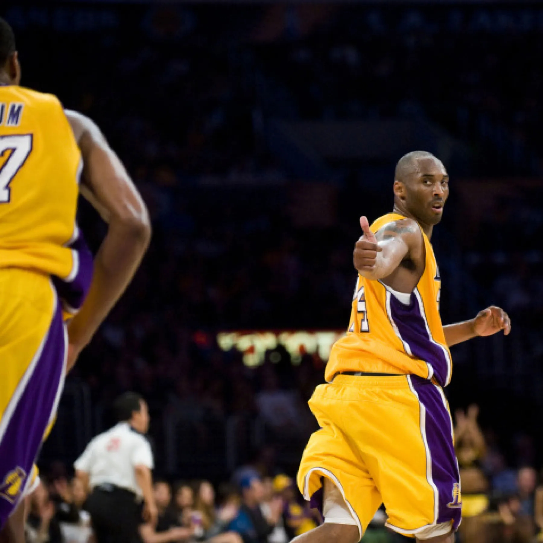 Kobe Bryant 转头点赞 科比