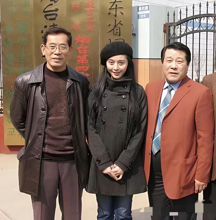 中间这位女士是谁？非常漂亮