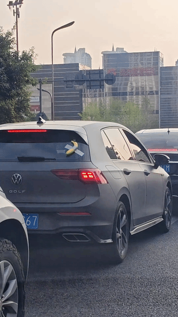成都街头，这哥们在车子后面贴一根香蕉是几个意思？是提醒后面的车主，要是半路饿了，