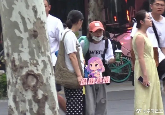 赵丽颖发文恳求媒体不要把镜头对准未成年人她和保姆带着儿子逛街，她儿子还挺时髦，穿