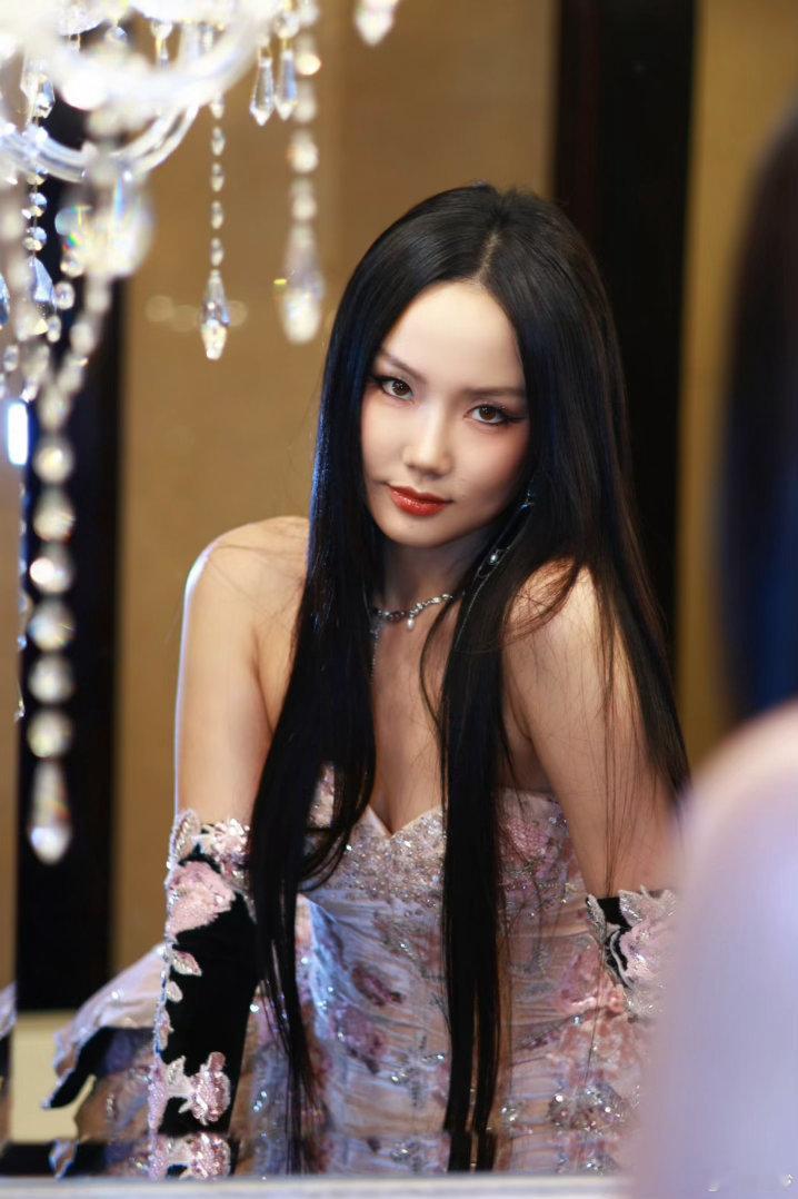 黄龄给蔡淇说对不起第一次见导师给选手说对不起 黄龄说自己“心里的票给你”的时候，