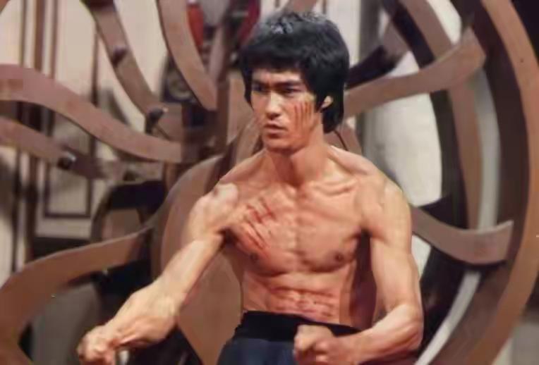 李小龙的死因，向华强说出了一个答案。

1973年，李小龙在丁佩家中死亡，年仅3