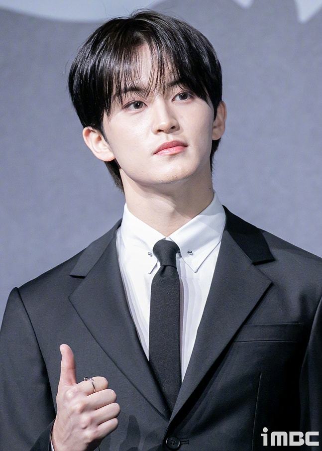 【MBC演艺】9日，李马克通过粉丝沟通平台发文表示："出道至今正好满10年。感谢