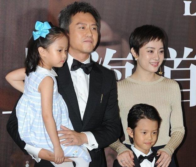 刷到个挺有意思的投票，问大家最喜欢哪对明星夫妻，配图打了码，评论区却齐刷刷刷着邓