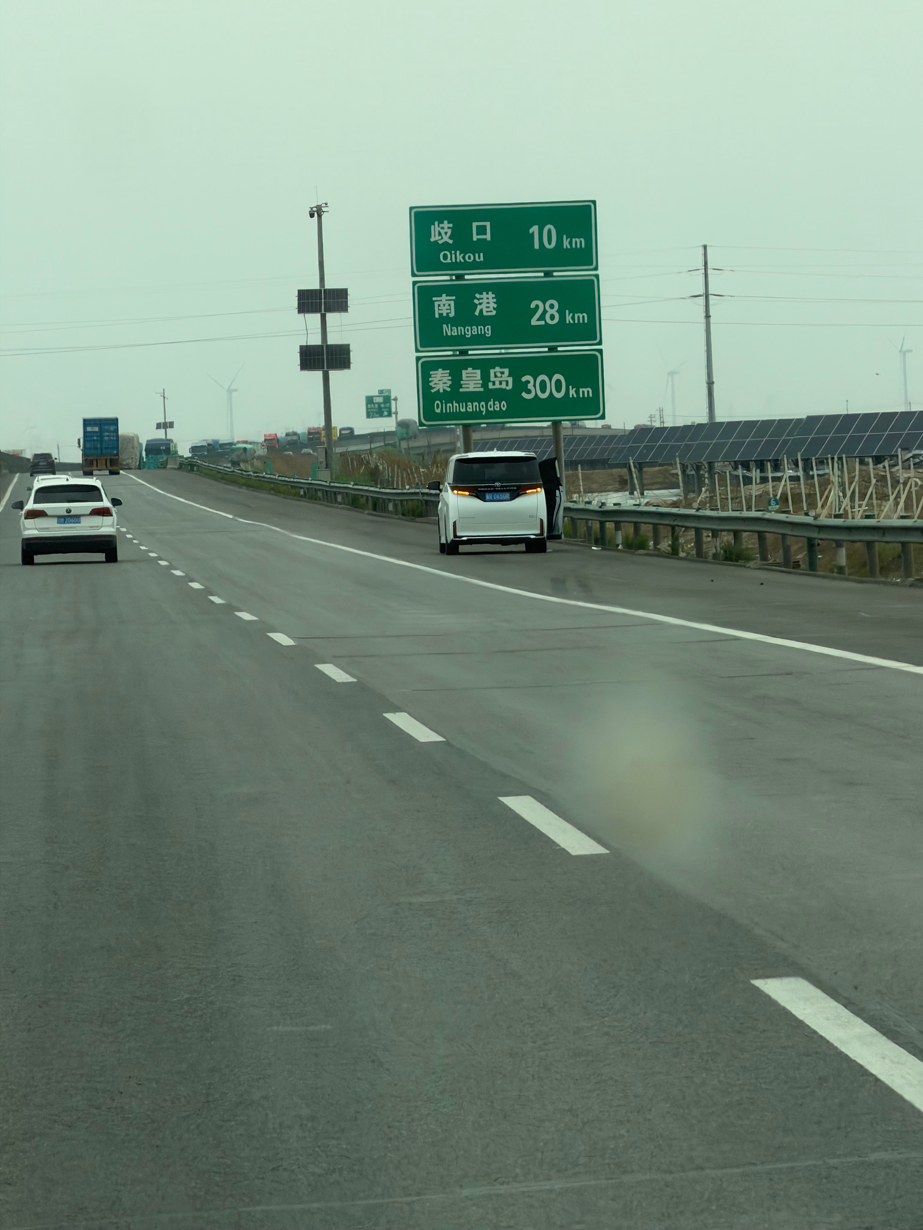 现在导航上有一个功能我觉得特别好，就是实时提示你前方有故障的车辆，今天就提示我前