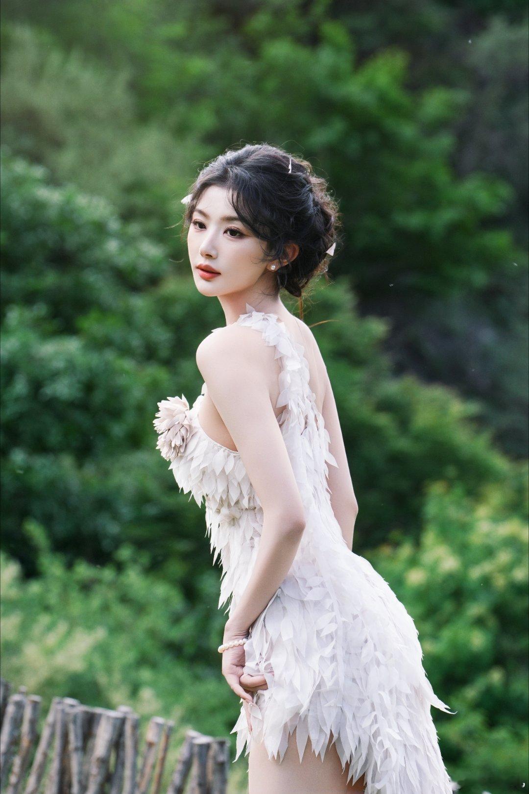 vogue晚宴上的孔雪儿 孔雪儿今晚真的太拼了，感觉全程都在马不停蹄地合照。不过