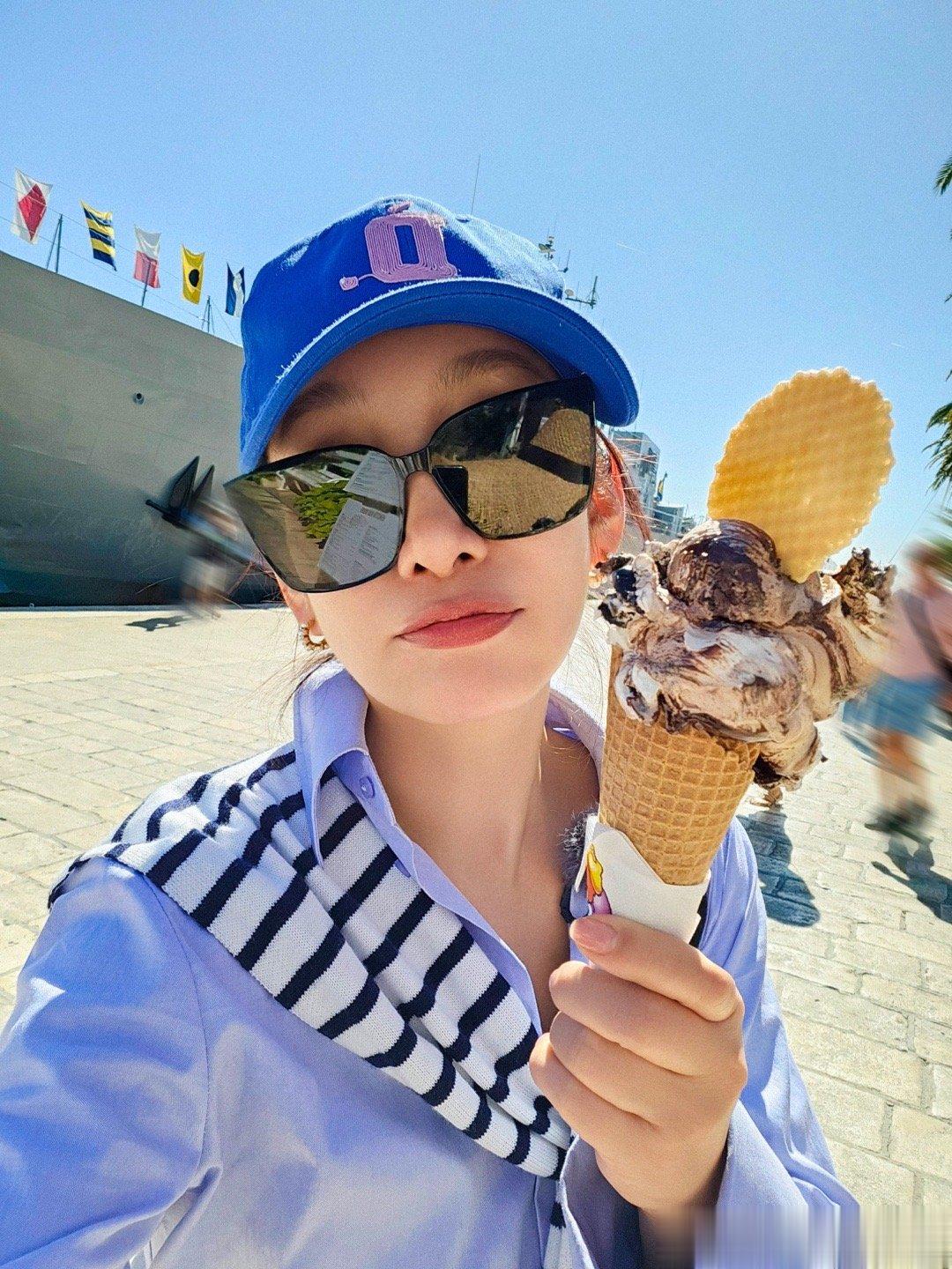 #秦海璐拍的花少团合影#秦海璐微博分享克罗地亚花少团合影，哈哈哈哈，现在知道冰淇