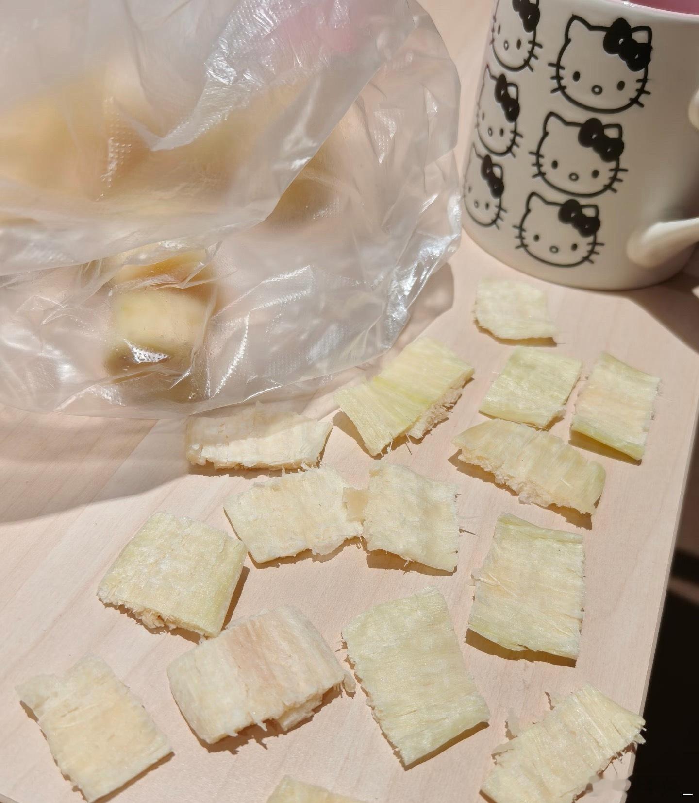 谁教你这样吃甘蔗的  褪去多余湿水，回归最朴实的吃法，不急着咬碎果肉，小口慢慢吸