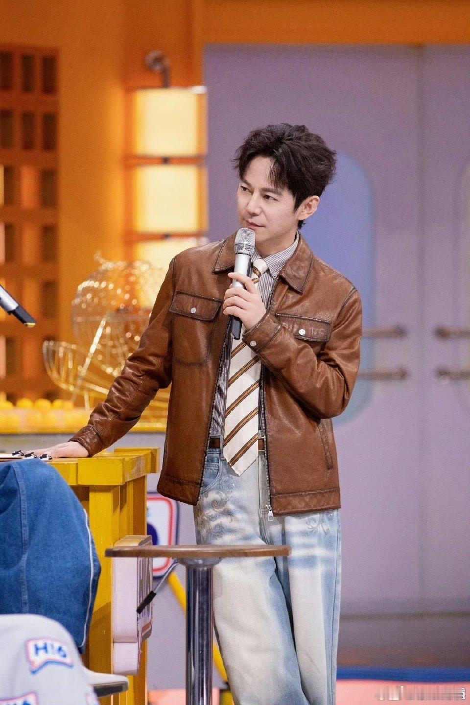 何炅是带给人快乐的人他用长久的温柔守护温暖着大家，默默付出从不张扬，这份直击内心