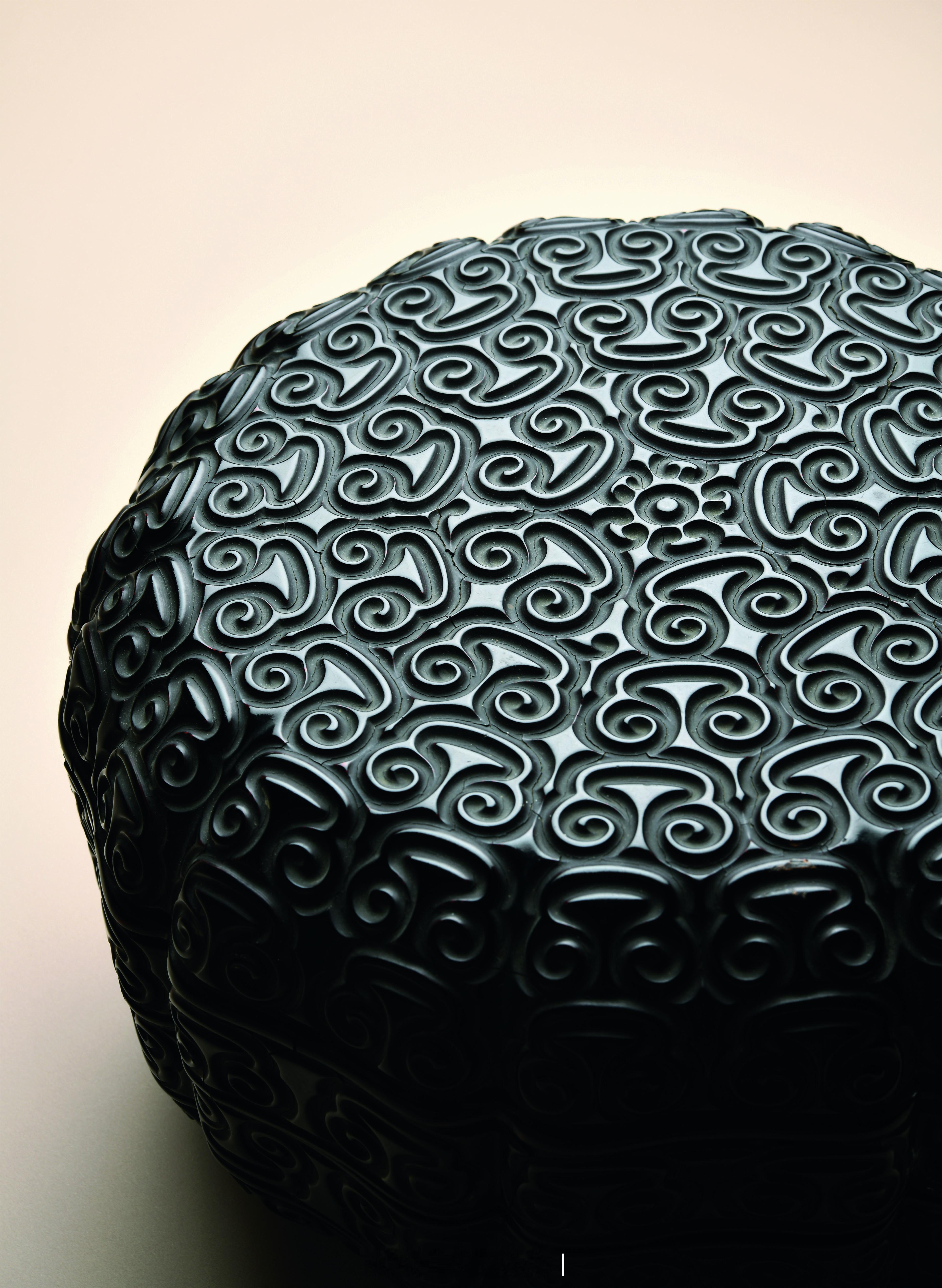 髹饰录 | 明 剔犀如意云头纹大捧盒器作扁盒状，整体由盒盖及盒身两部分组成。其以