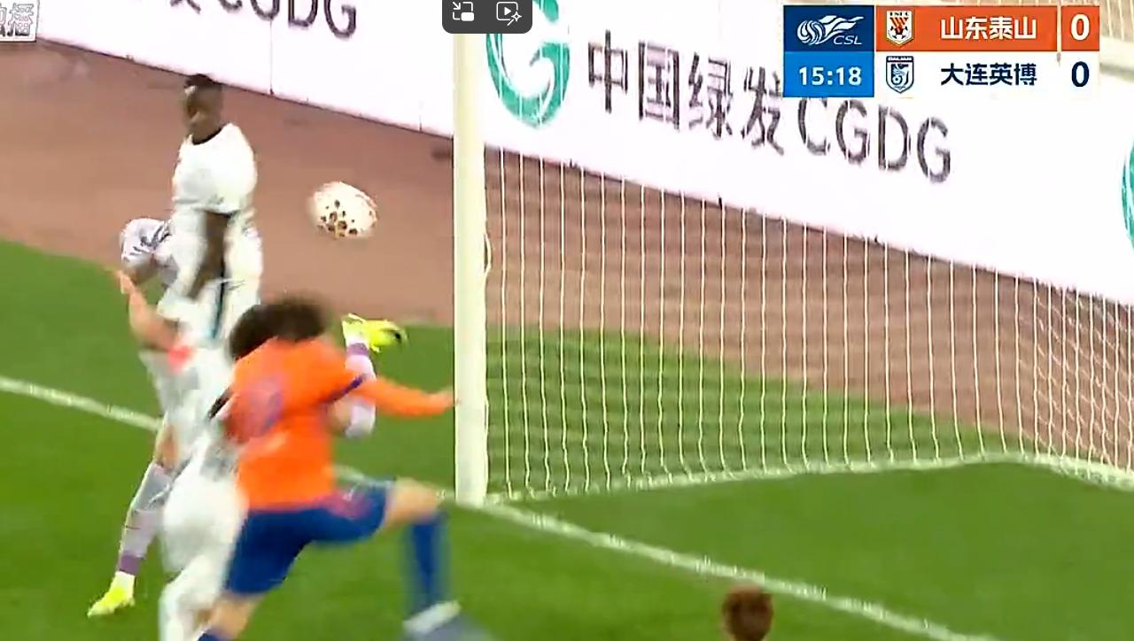 泰山队输给大连英博，让球迷真真切切的发现，一名靠谱的前锋有多重要。
如果泽卡2个