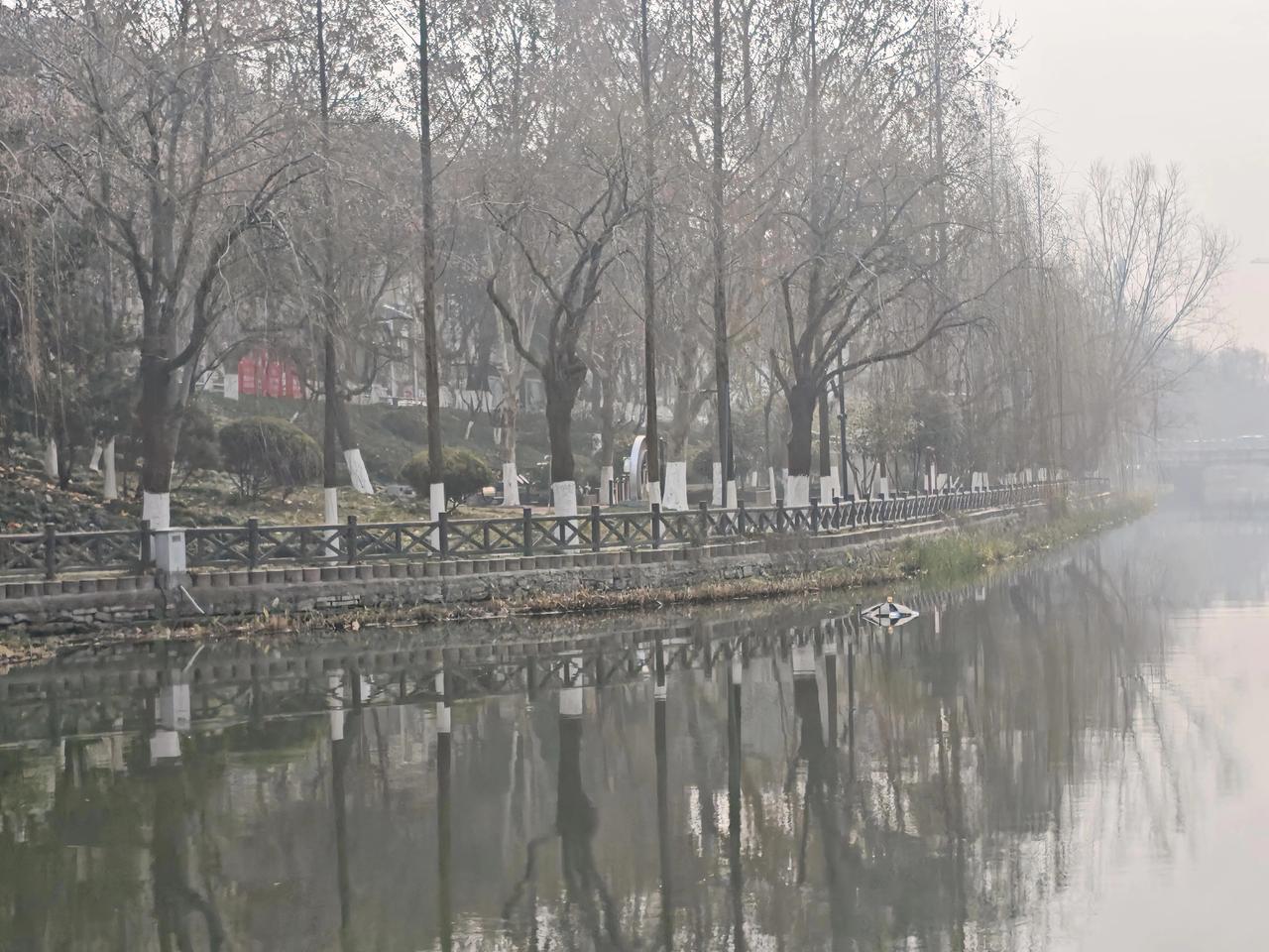 晒图笔记大赛1. 离家不远的公园里，随手拍了张对岸的风景。雾霾给景色加了层朦胧的