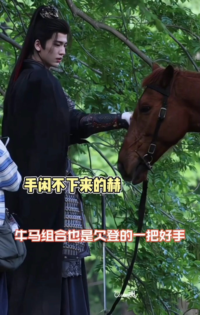 谁来管管张凌赫的手张凌赫搞小动作的时候永远精力充沛，捣乱一把好手，怪不得总能轻易