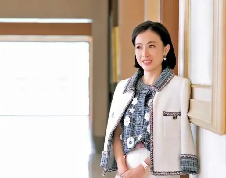 终于知道刘銮雄当初为什么拉着甘比去嘲笑吕丽君蠢了，就是这个女人不会做选择。你们看