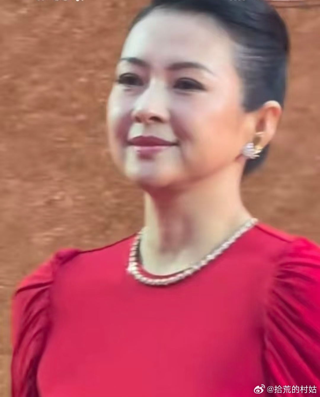 章子怡脸咋了  像倪萍老师 