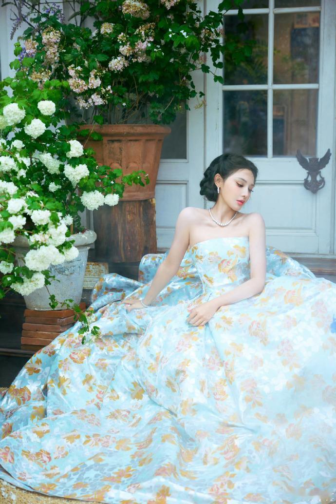 彭小苒真公主 雾漫花园藏着位绝美少女，彭小苒抹胸蓬蓬裙，低盘发衬肩颈，美得像油画