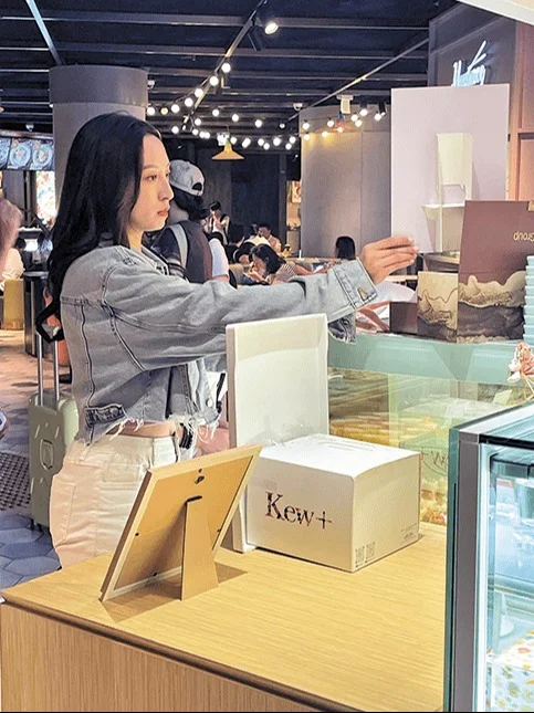 龚嘉欣当老板开4家蛋糕店！亲自为顾客打包