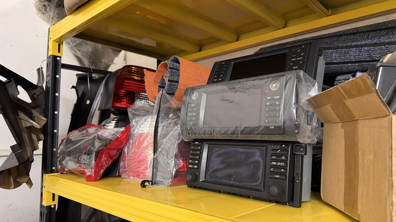 刚捅了一个宝马E39的配件窝…
大哥最早是在2004年买的全新宝马E39
记住重