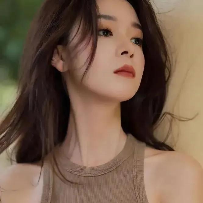 温柔的风吹过，带着你的微笑。海风里微笑 温柔带着锋芒 晚风温柔又治愈 晚风吹过耳