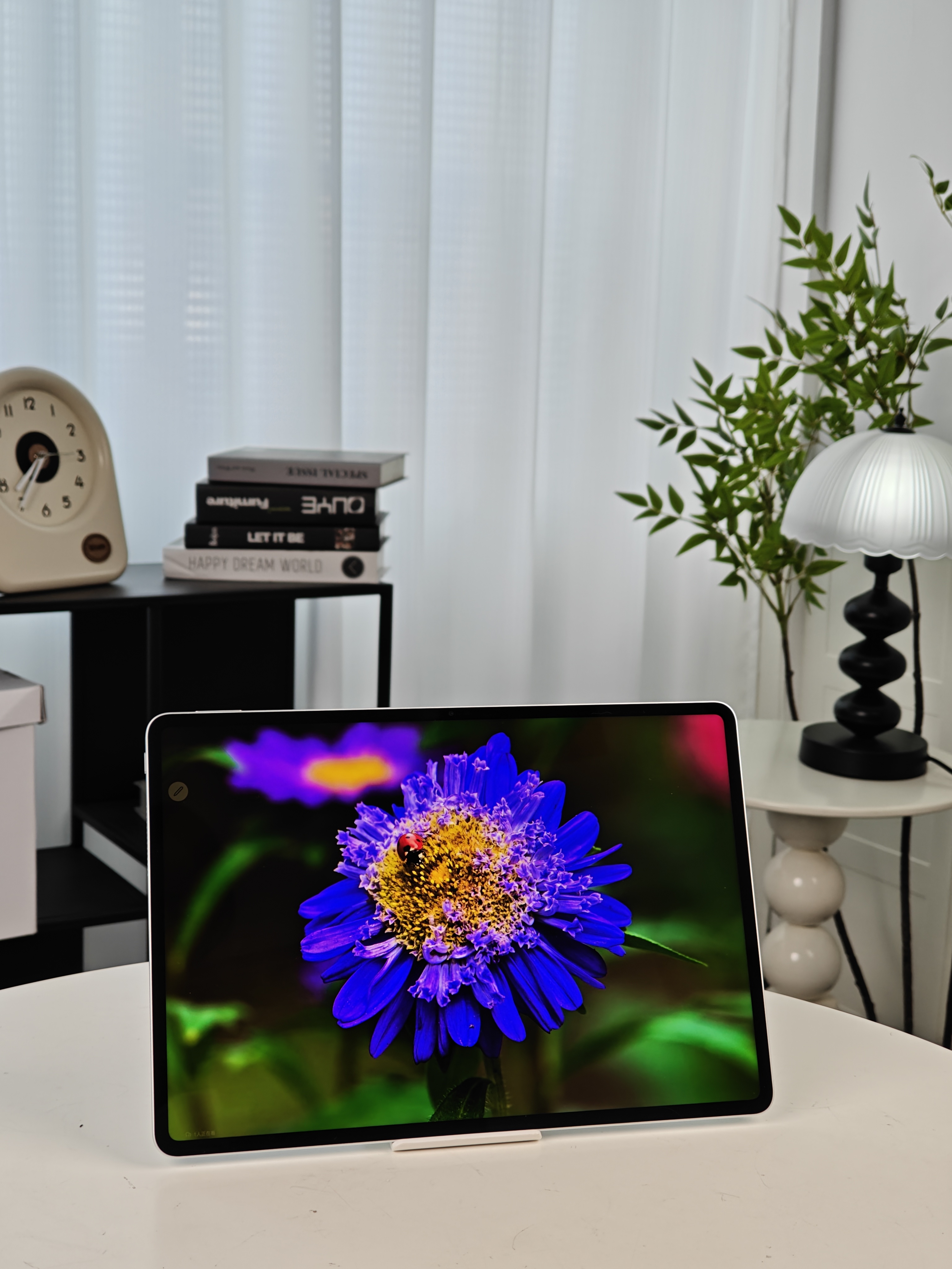 「上手报告」我最近出差一直都带着荣耀MagicPad3，595g的重量放在包里也